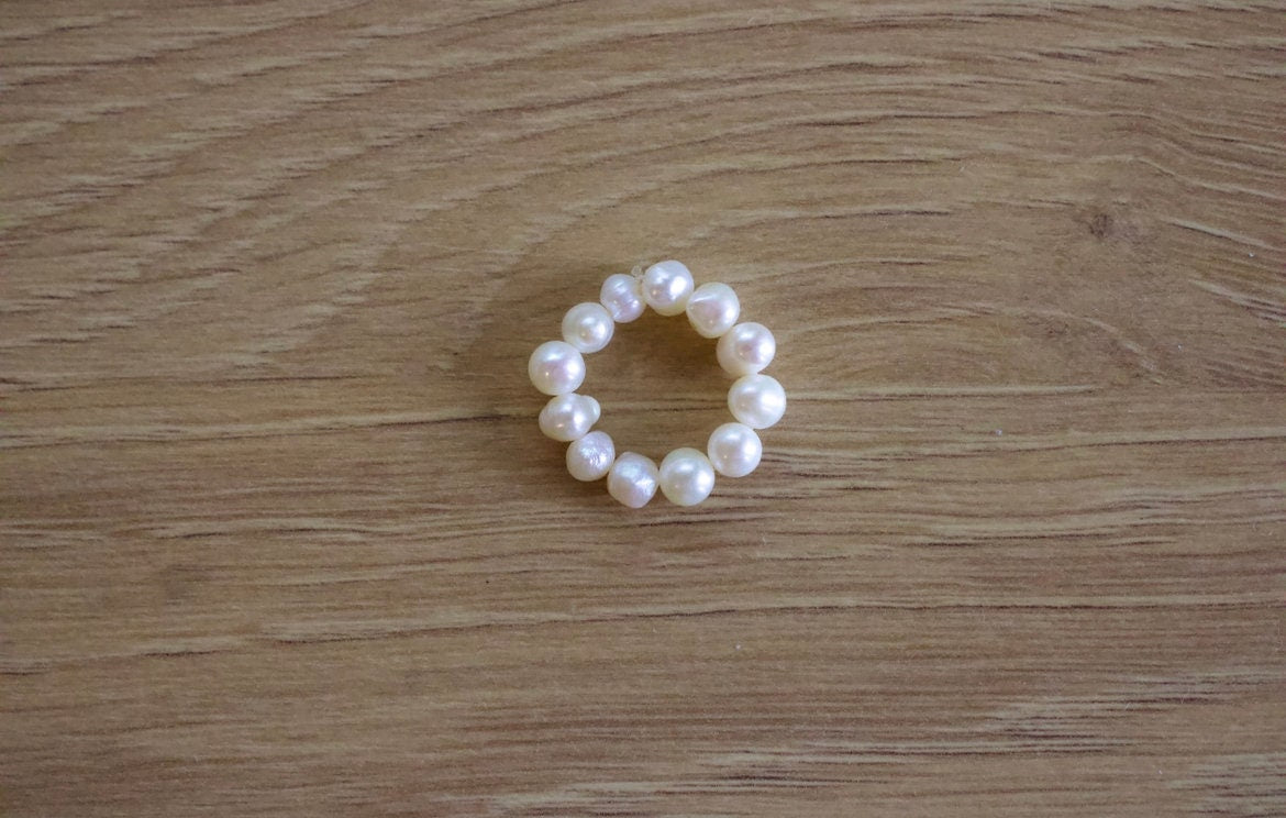 stretchy pearl ring